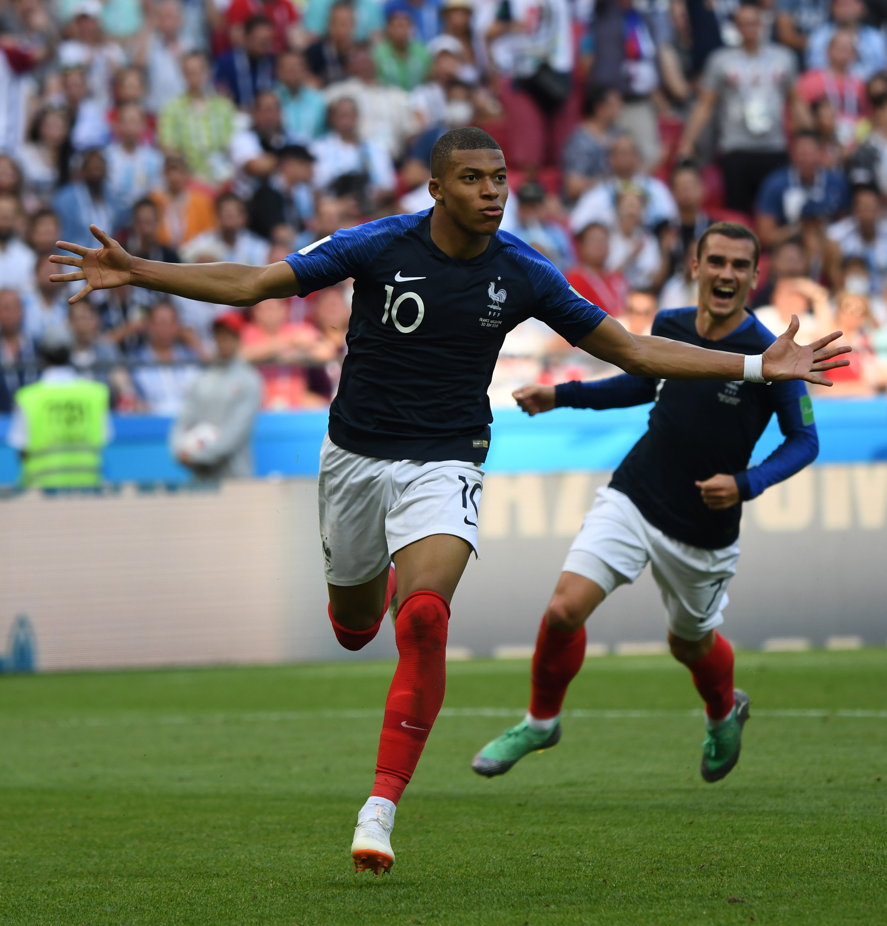 邮报：曼城和阿森纳关注罗德里戈-门多萨，皇马也考察了他（英媒：曼城、阿森纳有意罗德里戈-门多萨，皇马亦在考察）