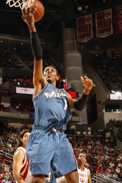 NBA第一球痴！塔图姆穿保护靴+水下训练，连出席婚礼都要训练（NBA头号训练狂！塔图姆穿护靴做水下训练，参加婚礼也不忘加练）