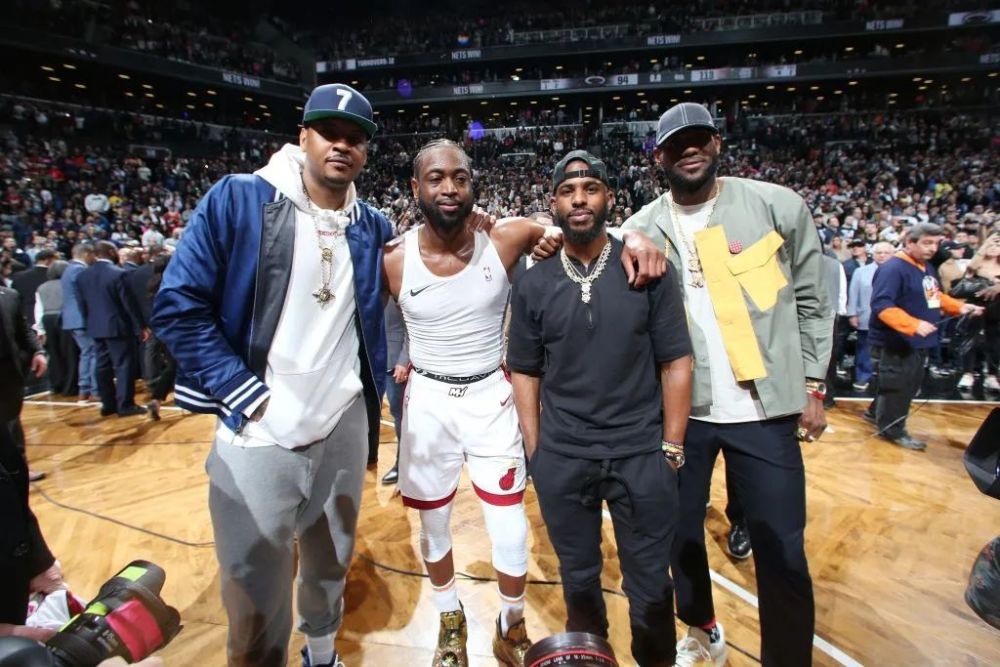 欧文突破防守助攻制胜（欧文突破重围送出致胜助攻）