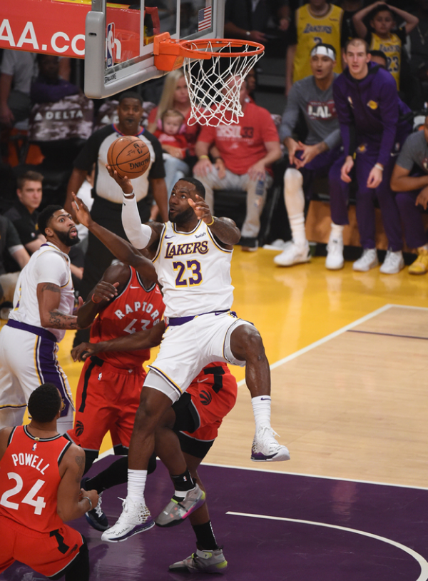 足球中超升班马爆冷击败卫冕冠军，全网热议（中超升班马掀翻卫冕冠军引爆全网热议）