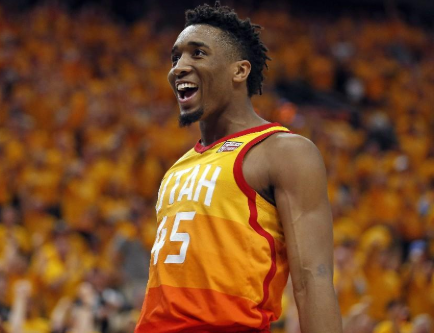 生猛！21岁小将替补梅开二度，后脚跟写意破门+戏耍裤袜（凶猛爆发！21岁新星替补双响，后脚跟潇洒破门+戏耍裤袜）