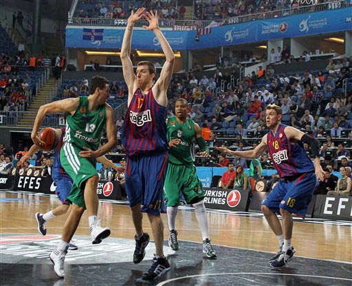 C罗主动把点球机会让给马内，一个举动彻底粉碎自私的质疑（C罗将点球权让给马内，用实际行动击碎自私质疑）