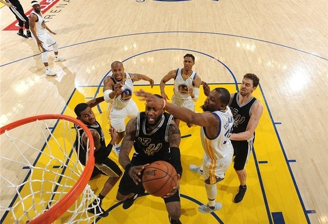 勇士外围防守漏洞明显（勇士外线防守破绽频出）