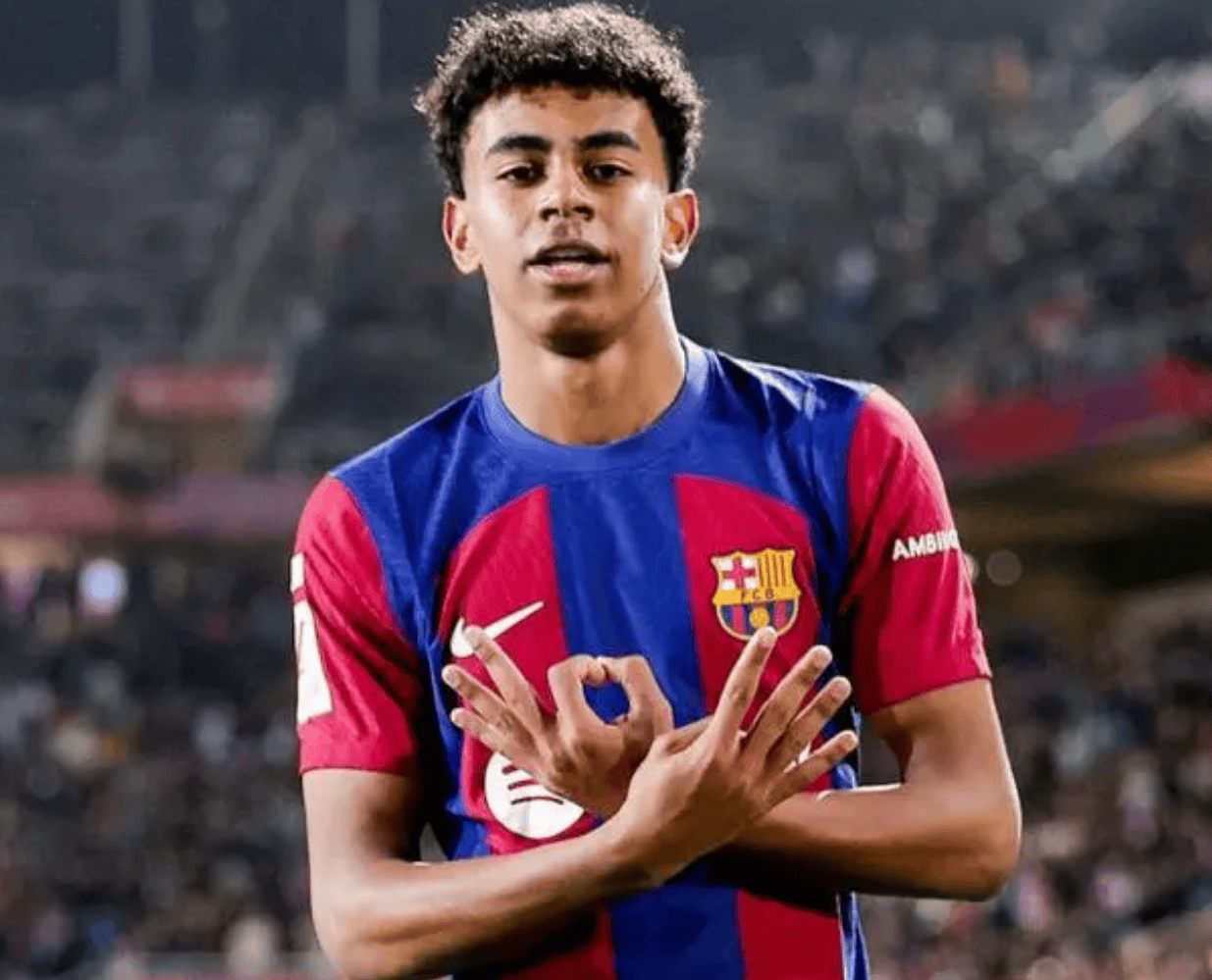 曼联后防频现漏洞遭球迷质疑（曼联防线屡现破绽，惹球迷不满）