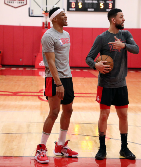 被球迷询问是否会考虑加盟阿森纳，库尼亚大笑回应（被问是否加盟阿森纳，库尼亚笑着回应）