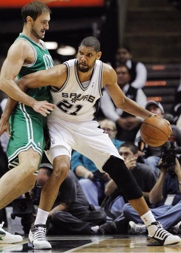 手感火热！里夫斯半场8中6贡献19分5篮板（手感爆棚！里夫斯半场8投6中拿下19分5篮板）